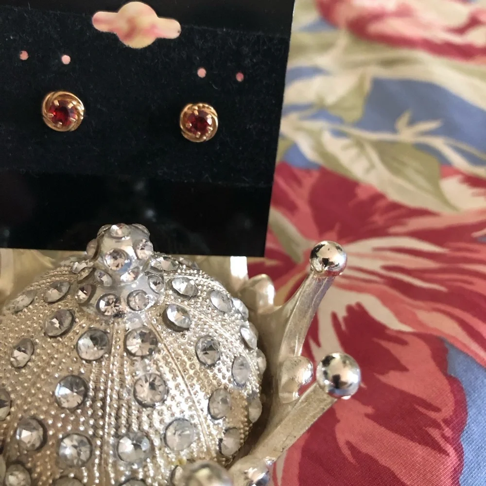 Small Garnet Gold studs, stamped 585. - Picture 5 of 8